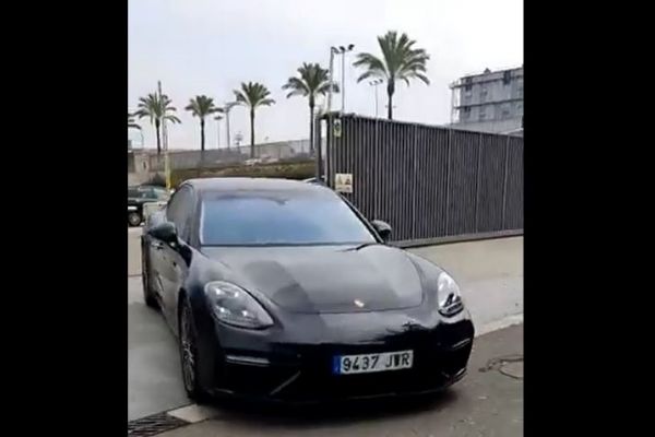  عکس؛ پیراهن دادن بازیکن بارسلونا با پورشه