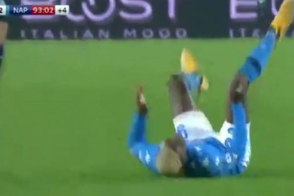 برخورد شدید سر بازیکن ناپولی به زمین؛ تقریبا بیهوش شد