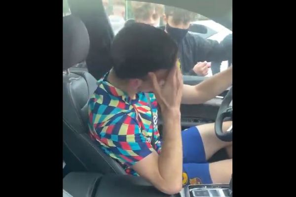 عکس؛ واکنش لنگله در ماشین به هواداران بارسلونا پس از بازی افتضاحش