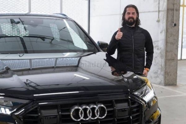  تصویر روز؛ ظاهر جالب ایسکو هنگام تحویل گرفتن خودرو از اسپانسر باشگاه