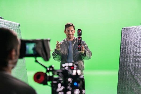  عکس؛ مسی و گذاشتن سه قوطی نوشابه روی هم