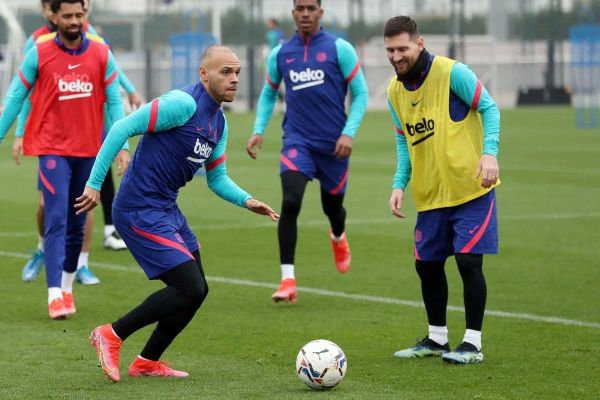 عکس؛ خنده مسی در تقابل با بریتویت در تمرین بارسلونا