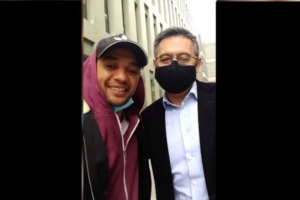  اولین تصویر از مدیر سابق بارسلونا پس از آزادی  سلفی با یک هوادار