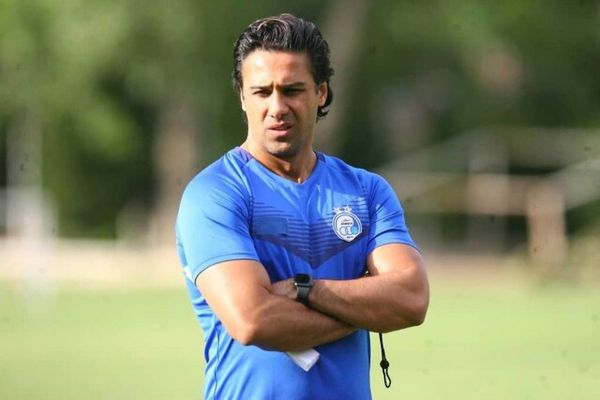 تصویری از عقد قرارداد فرهاد مجیدی با باشگاه استقلال