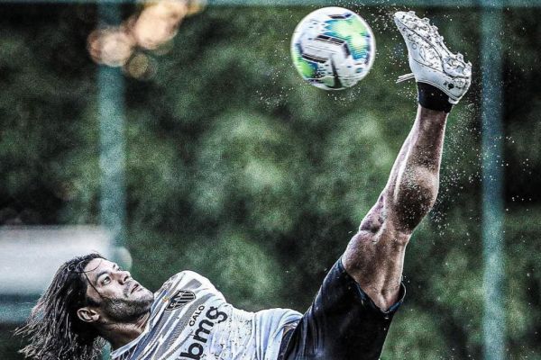  عکس؛ وایرال شدن عضلات غول‌پیکر هالک با زدن برگردون