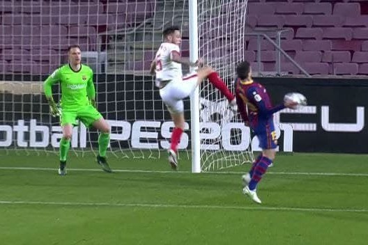 جنجالیترین صحنه در شب کامبک بارسلونا؛ برخورد توپ با دست لنگله