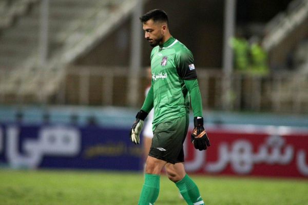  رضایی در گفت و گو با فوتبالی  پول خرید دستکش ندارم