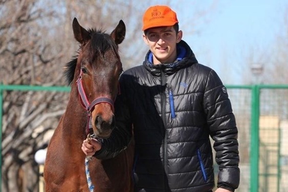 مربی زنیت آزمون عاشق اسب است