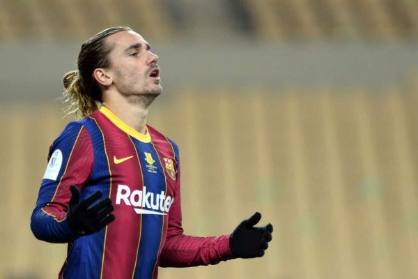 حمله بیسابقه به گریزمان با حضورش درون زمین بارسلونا ده نفره میشود