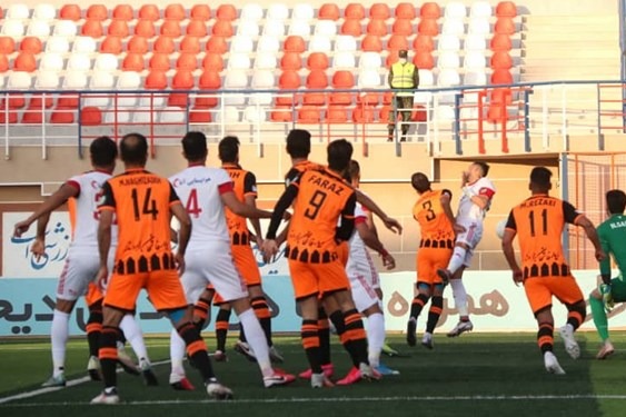 حاشیه بازی سپاهان و مس رفسنجان بی احترامی بازیکن مس به داور مسابقه