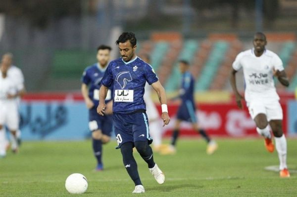  مجید عیدی در گفت و گو با فوتبالی  بازیکن استقلال زودتر خطا کرد  برای بار هزارم می گویم پنالتی نبود