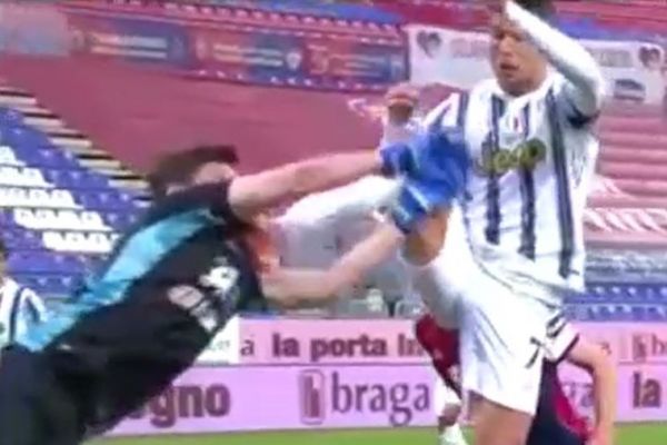 عکس لگد کاراتهای رونالدو به صورت دروازهبان؛ چرا اخراج نشد