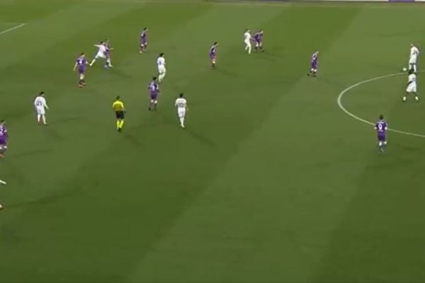 عکس ترفند بامزه زلاتان برای گلزنی؛ هل دادن ناگهانی مدافع