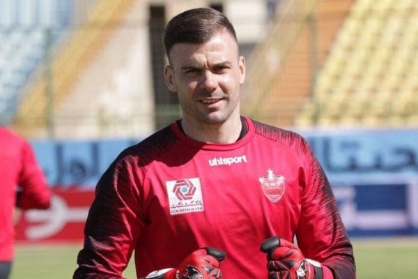 گلایه گلر پرسپولیس از عدم رعایت فاصلهگذاری اجتماعی در فرودگاه امام خمینی