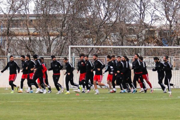  جنب و جوش مربی تراکتور در تمرینات ۱۴۰۰ + عکس