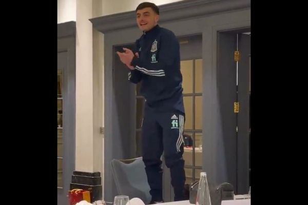  عکس؛ رفتن بازیکن بارسلونا روی صندلی میز شام و خوانندگی