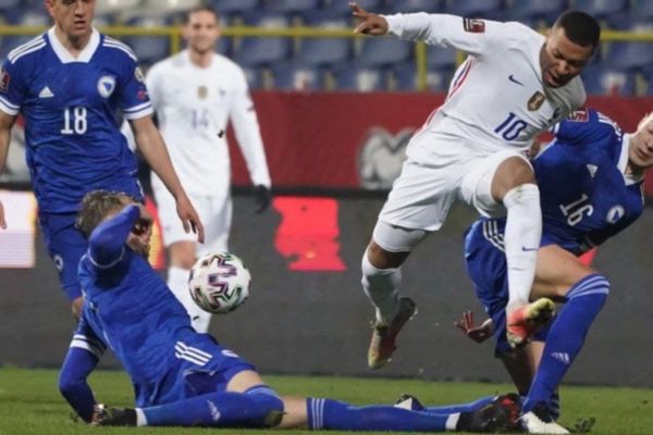 عکس؛ قیچی شدن امباپه مقابل بوسنی؛ هم تکل هم کشیدن دست