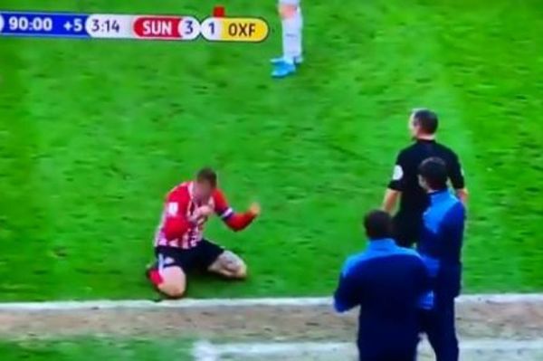  خوشحالی جنجالی مهاجم ساندرلند در فاصله یک متری سرمربی حریف