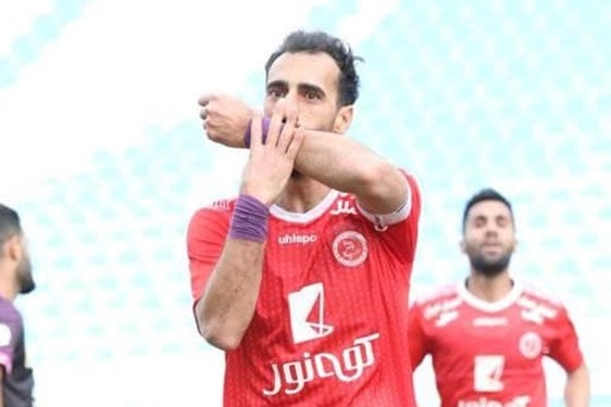 حاشیه بازی پدیده و پرسپولیس نیروی انتظامی تماشاگران را بیرون کرد خوشحالی قاسمینژاد با نشان دادن عدد 4 + عکس