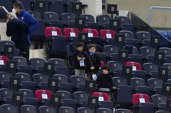  عکس؛ سه پسر لیونل مسی در سکو های نیوکمپ