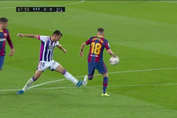 صحنهای که سوژه شد؛ مدافع بارسلونا مرتکب پنالتی شد