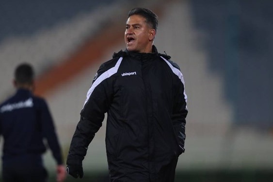 حاشیه بازی پرسپولیس و نساجی جروبحث نیمکت نشین اخراجی نساجی با ناظر بازی اعتراض مطهری به سرخپوشان