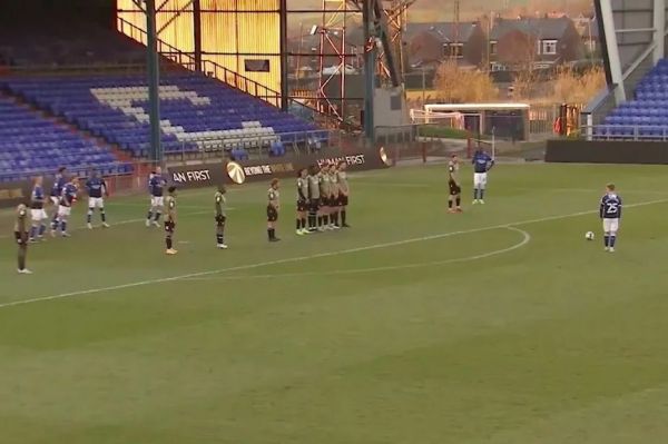 روش جدید کاشته زدن در فوتبال انگلیس فریب آفساید