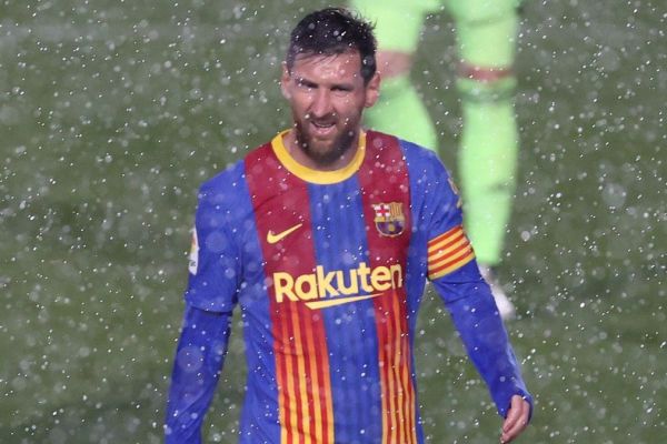 عکس؛ لرزیدن مسی از سرما در باران شدید مادرید