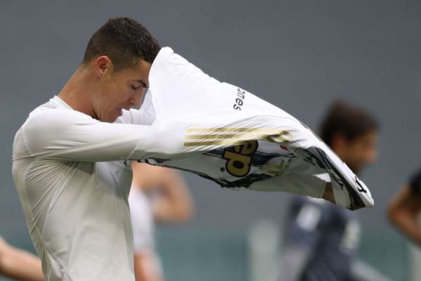 عکس؛ آتشی که رونالدو به پا کرد؛ چرا پیراهن یوونتوس را دور انداختی