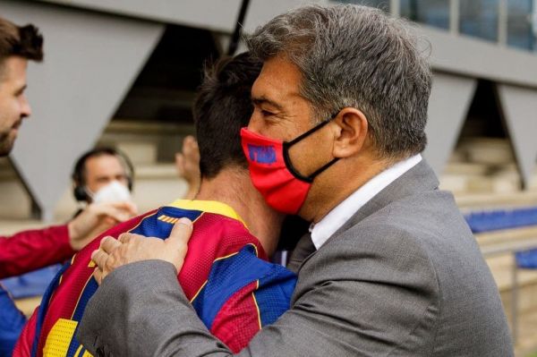  عکس؛ در آغوش گرفتن مسی توسط لاپورتا؛ او را نگه می‌دارد