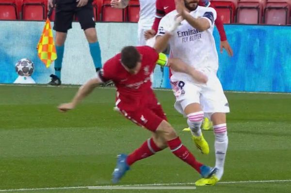  عکس؛ جای ضربه کاپیتان لیورپول روی کفش بنزما