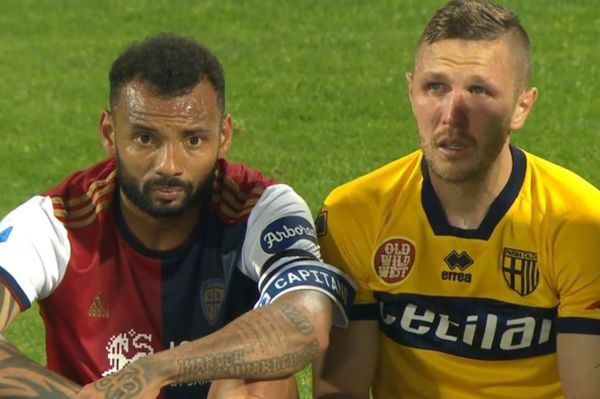  اتفاق زیبا در سری آ؛ دلداری کاپیتان کالیاری به بازیکن تیم شکست خورده