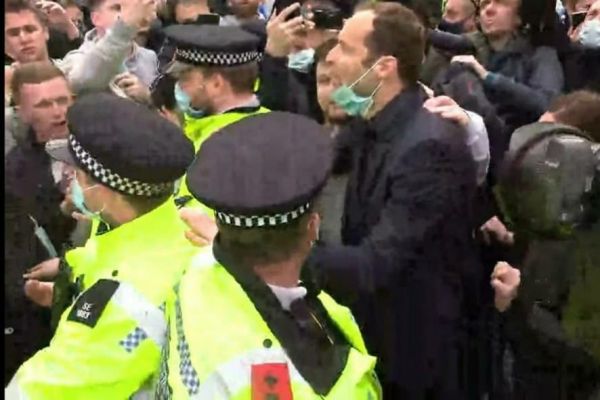 عکس؛ حضور پیتر چک برای باز کردن راه اتوبوس از میان هواداران چلسی