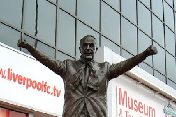نوه اسطوره بزرگ لیورپول در اعتراض به سوپرلیگ مجسمه پدرم را از آنفیلد بردارید