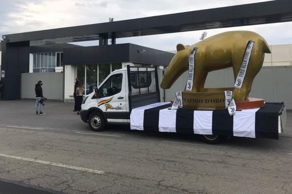 جایزه عجیب و غریبی که به یوونتوس داده شد؛ خوک طلایی