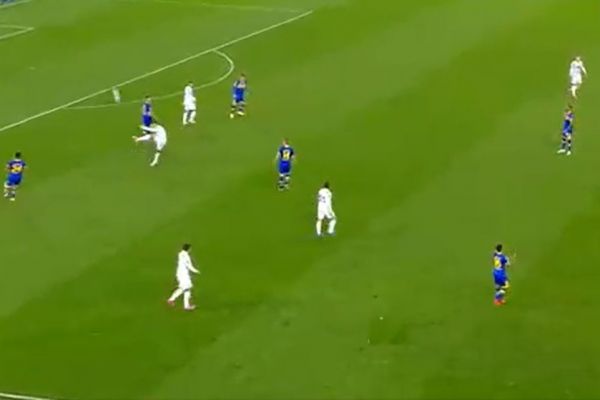 عکس؛ تکرار حرکت عجیب و غیر ورزشی طارمی توسط رونالدو