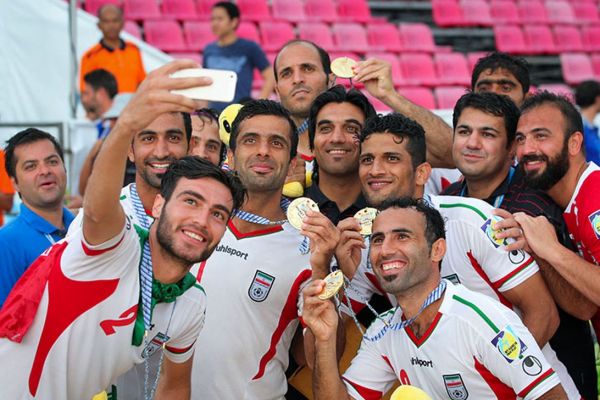 پشت پرده اتفاقات باورنکردنی در تیم ملی فوتبال ساحلی تیم خانوادگی درست کردهاند روایت عجیب از رای احمدزاده به علی کریمی