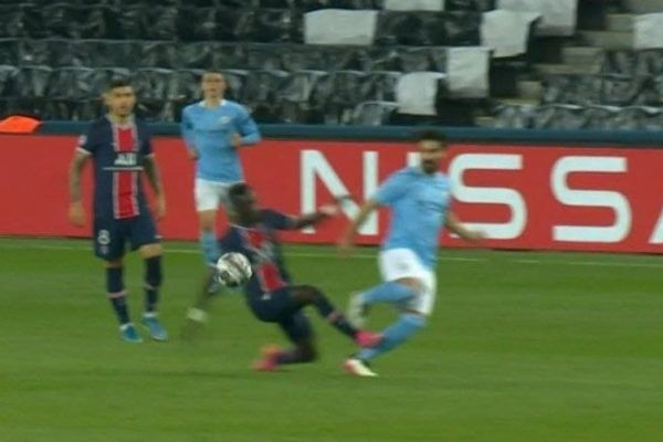 عکس؛ حرکت خشنی که باعث ده نفره شدن پاریسن ژرمن شد