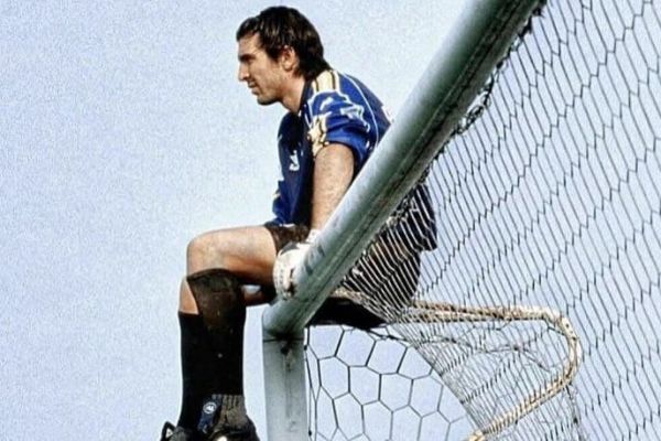  نوستالژی؛ نشستن بوفون روی تیرک دروازه با لباس پارما