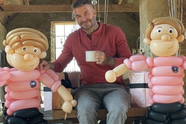 کادوی بامزهای که بکام در روز تولدش دریافت کرد؛ دو بادکنک شبیه خودش