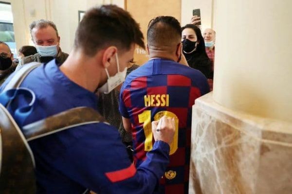 امضا دادن مسی به یک هوادار در والنسیا با رعایت پروتکل بهداشتی عکس