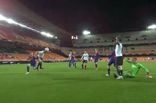 گل بامزه والنسیا؛ گیر افتادن تراشتگن و خالی شدن دروازه عکس