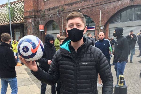 توپ هایی که هواداران منچستریونایتد به غنیمت بردند عکس