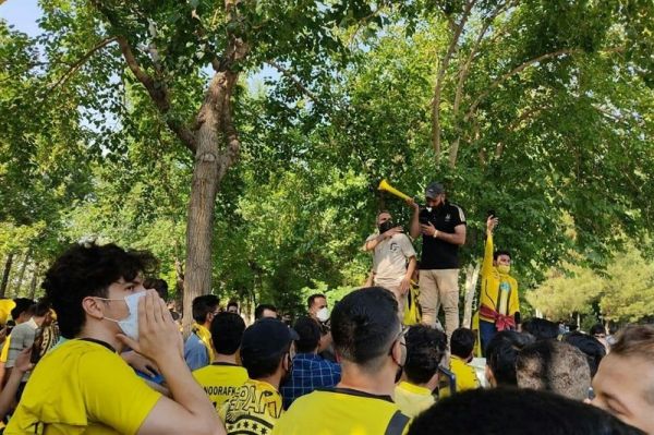  حواشی دیدار سپاهان و پرسپولیس  تجمع هواداران سپاهان مقابل هتل اقامت این تیم  واکنش مرزبان به تشویق زردپوشان