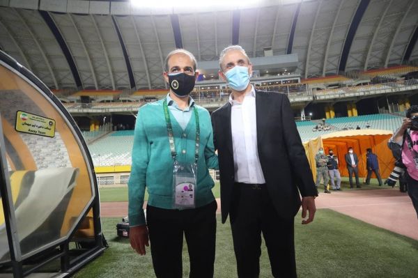 حاشیه بازی سپاهان و پرسپولیس چشم غرههای کاپیتان پرسپولیس به بازیکن سپاهان در حضور اسکوچیچ