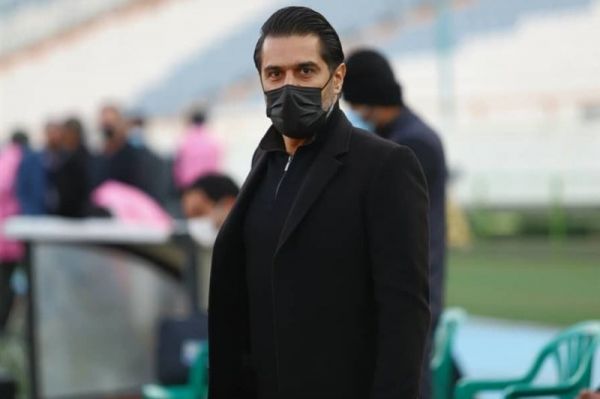 حاشیه دیدار سپاهان - پرسپولیس اعتراض پیروانی به حضور فیلمبردار پشت دروازه اعتراض سپاهانیها به تصمیمات داور