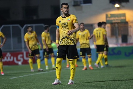  حاشیه بازی سپاهان و پرسپولیس  اعتراض شدید به صحنه مشکوک در محوطه جریمه پرسپولیس  کاپیتان سپاهان با ناراحتی روی نیمکت نشست