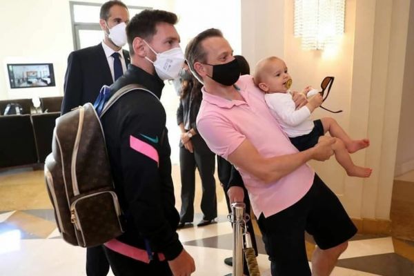 سلفی بامزه مسی با یک هوادار و نوزاد عکس