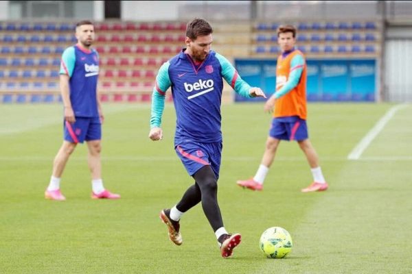  عکس؛ مسی و عوض کردن پیراهنش در تمرینات به خاطر گرمای هوا