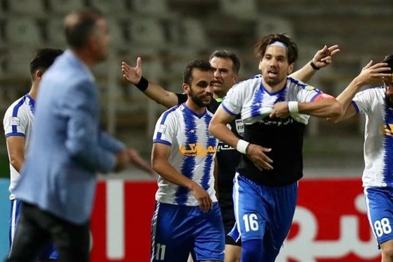 پورامینی مربیان سایپا با شلوغکاری حواس داور چهارم را پرت کردند 2 بار پنالتیمان رد شد اما اعتراض نکردیم